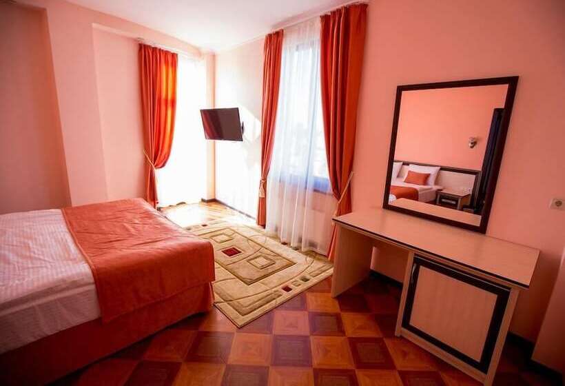 اتاق سوپریور, Shine House