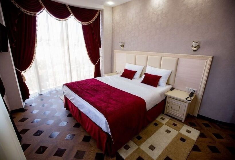 Люкс, Shine House