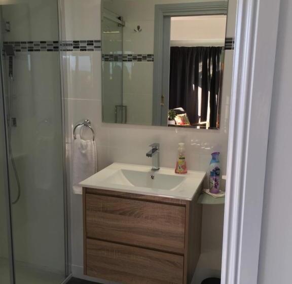 جناح سرير كينج, Storm Bay B & B