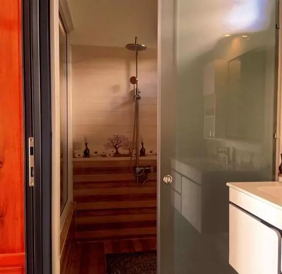 اتاق استاندارد چهار تخته با چشم‌انداز دریا, Hong Bin Bungalow