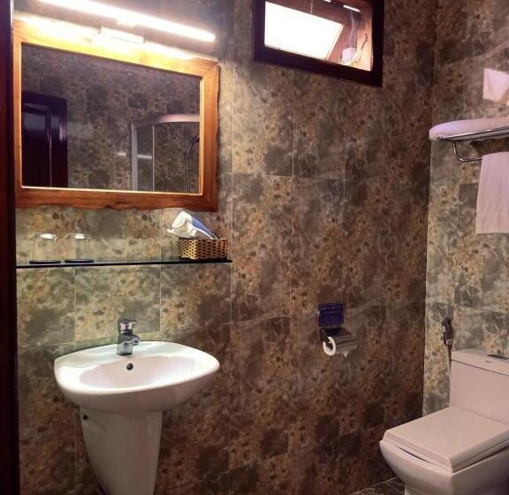 اتاق استاندارد سه تخته با چشم‌انداز استخر, Hong Bin Bungalow