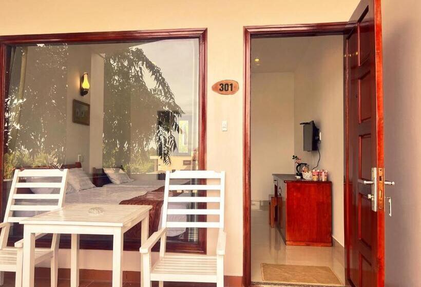 اتاق استاندارد سه تخته با چشم‌انداز استخر, Hong Bin Bungalow