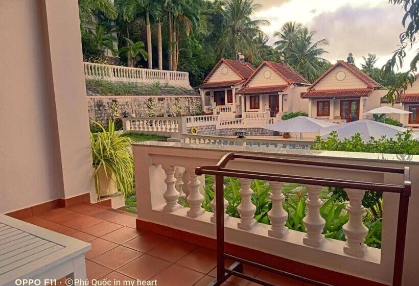 اتاق استاندارد سه تخته با چشم‌انداز استخر, Hong Bin Bungalow