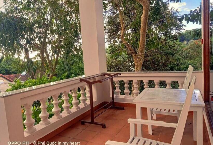 اتاق استاندارد سه تخته با چشم‌انداز استخر, Hong Bin Bungalow