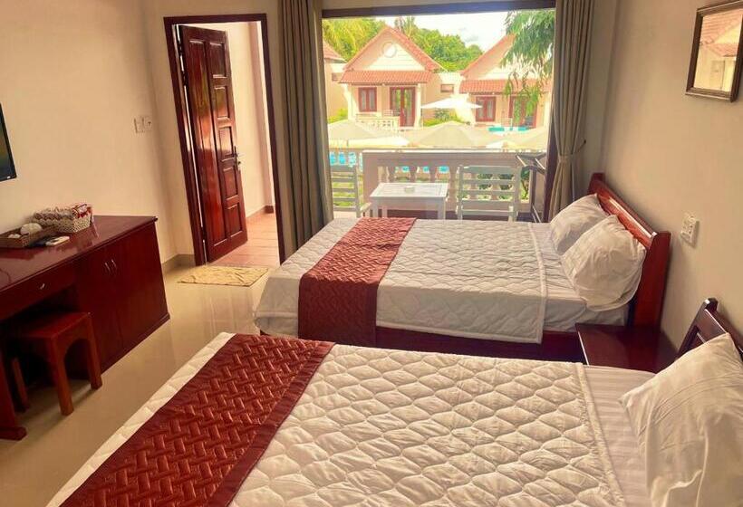 اتاق استاندارد سه تخته با چشم‌انداز استخر, Hong Bin Bungalow