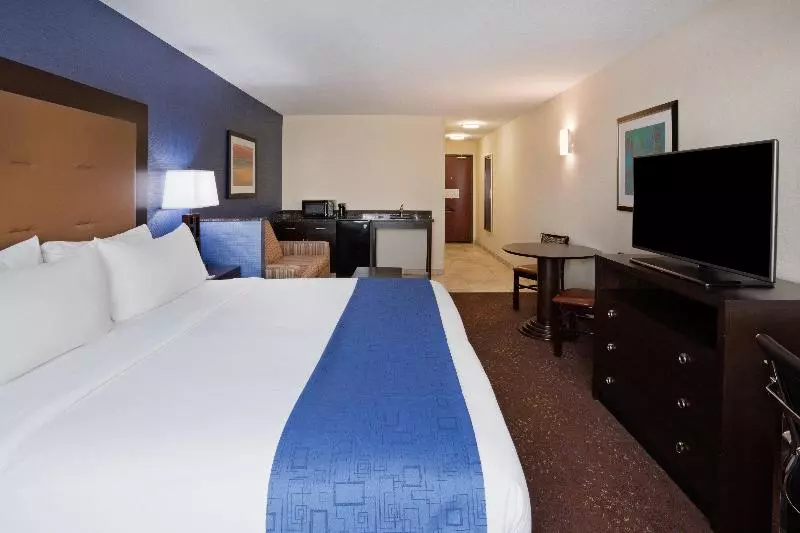 身障者適用キングサイズベッドルーム, Holiday Inn Express & Suites Davenport By Ihg