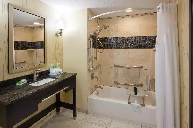 身障者適用スイートルーム, Holiday Inn Express & Suites Davenport By Ihg