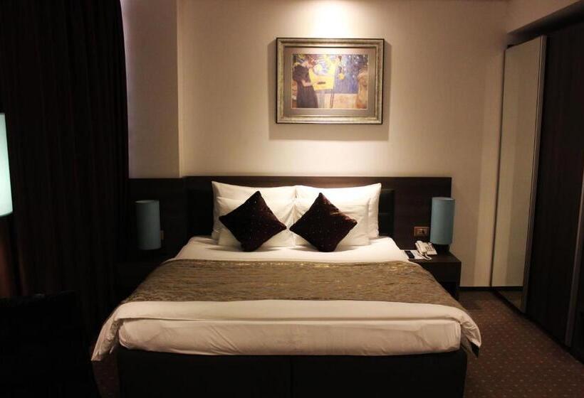 اتاق خانوادگی, Nartel