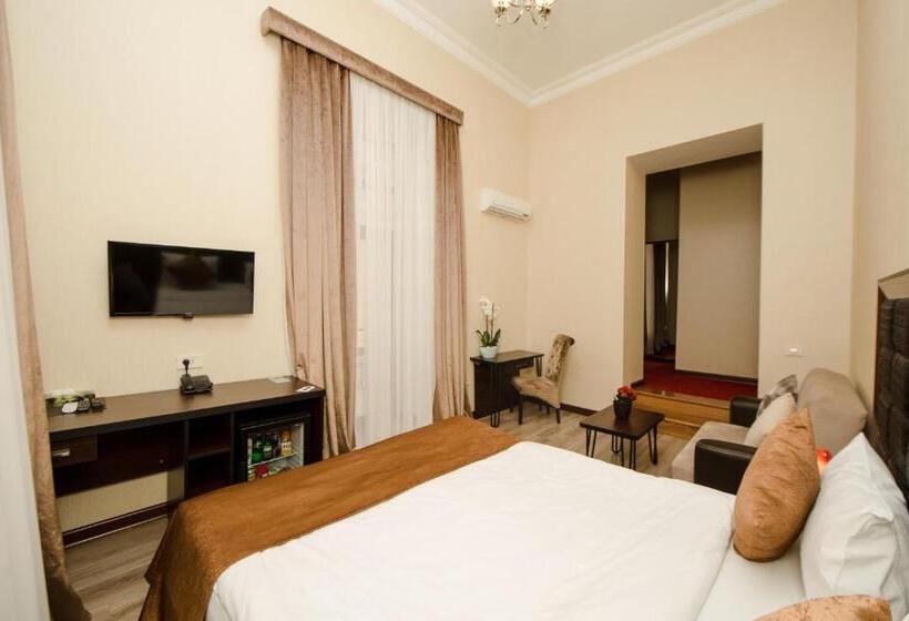 اتاق لوکس با بالکن, Passage Boutique