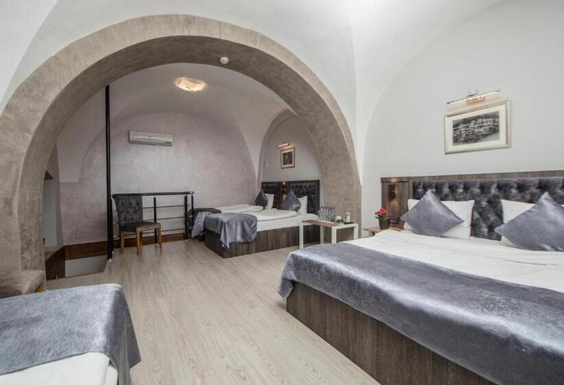 اتاق خانوادگی, Passage Boutique