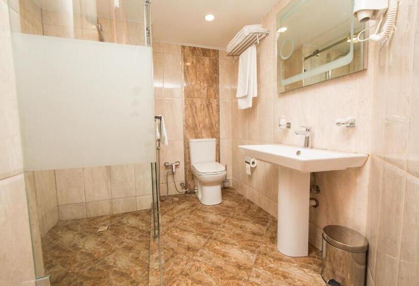 اتاق خانوادگی, Passage Boutique