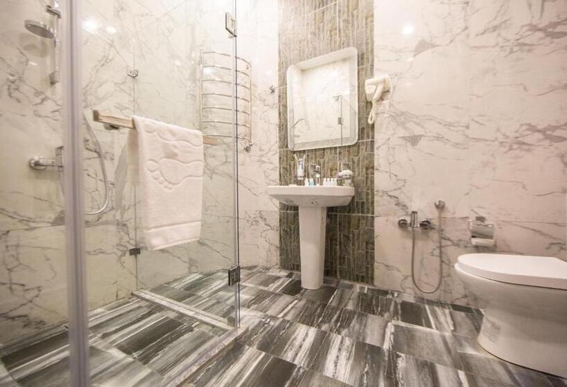 اتاق اکونومی, Passage Boutique