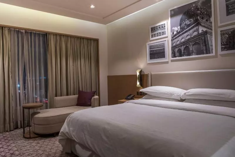 キングサイズベッドのクラブルーム, Sheraton Hyderabad