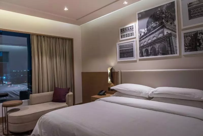 キングサイズベッドのクラブルーム, Sheraton Hyderabad