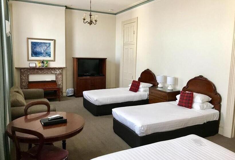 家庭间, The Hotel Shamrock