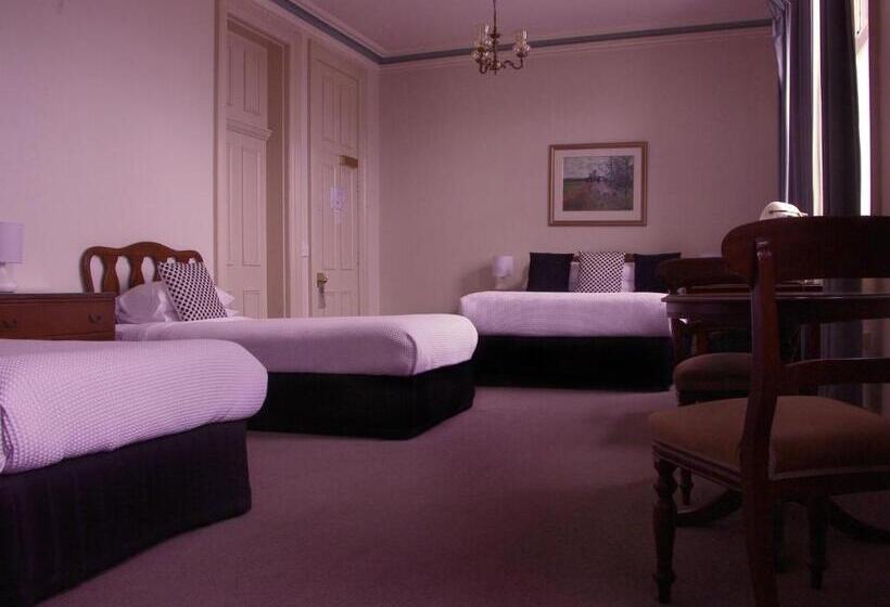 家庭间, The Hotel Shamrock