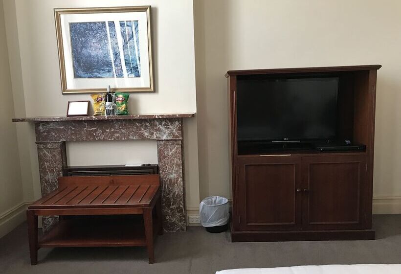 家庭间, The Hotel Shamrock