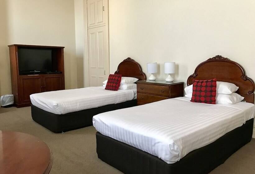 家庭间, The Hotel Shamrock