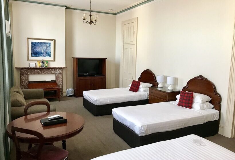 家庭间, The Hotel Shamrock