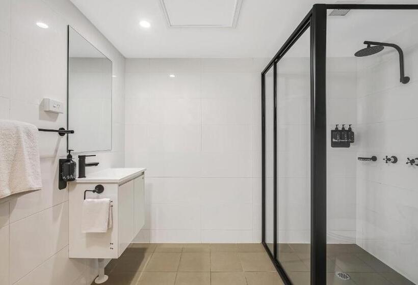 מיטת קינג בסוויטה, The Urban Newtown