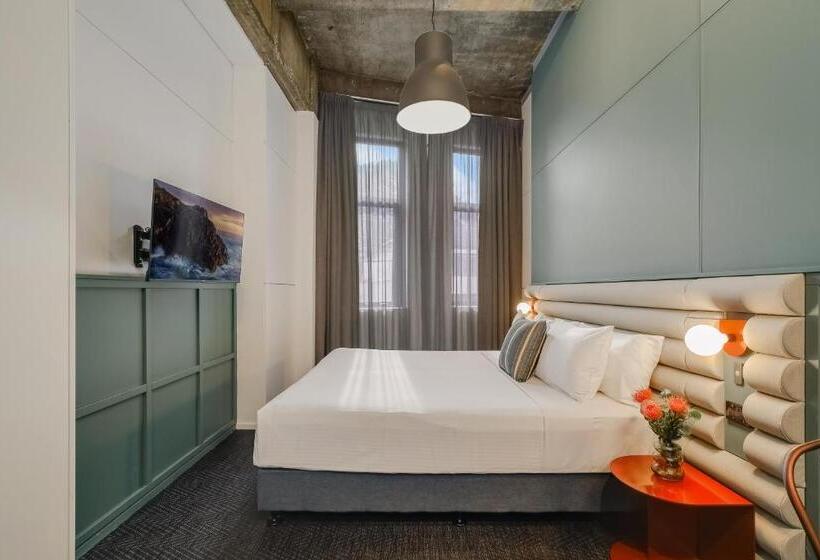 מיטת קינג בסוויטה, The Urban Newtown