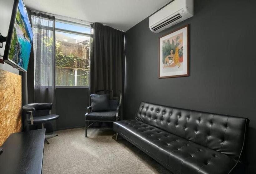 סוויטה משפחתית, The Urban Newtown