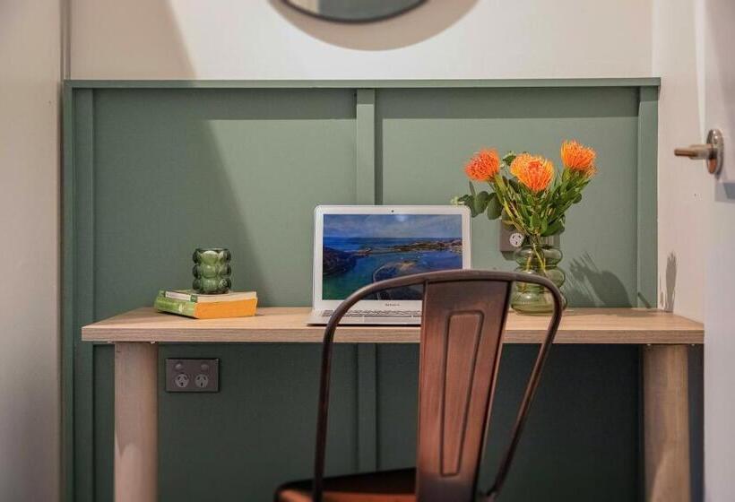 סוויטה משפחתית, The Urban Newtown