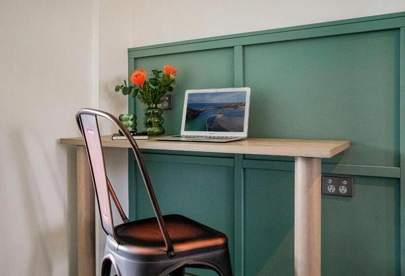 סטודיו סטנדרט, מיטה זוגית, The Urban Newtown