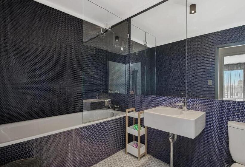 דירת שני חדרים, The Urban Newtown