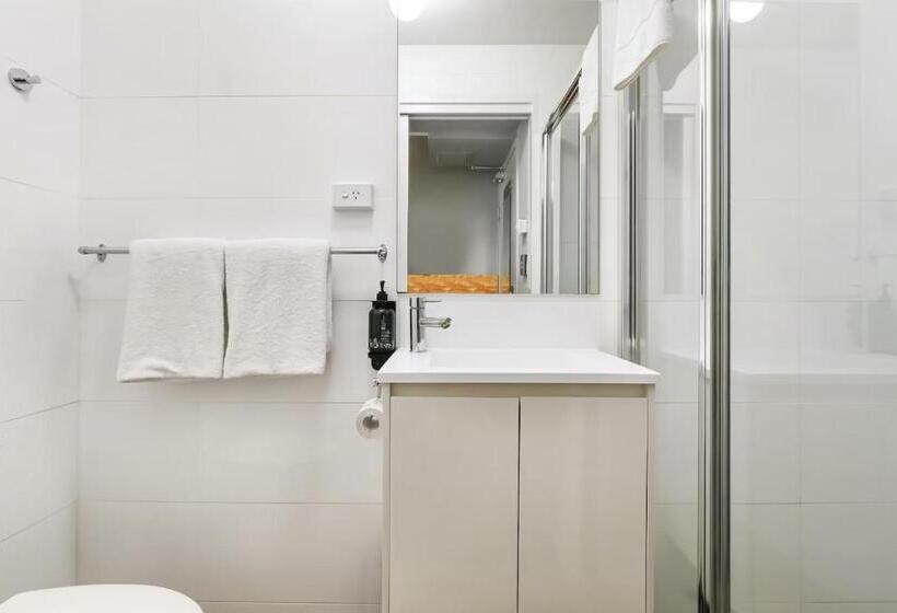 מיטת קינג בסוויטה, The Urban Newtown