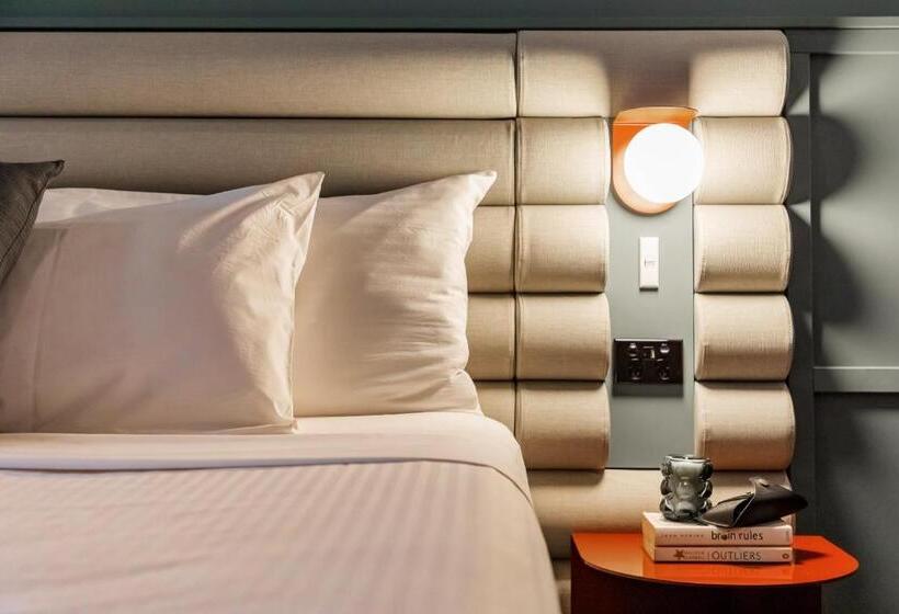 מיטת קינג בסוויטה, The Urban Newtown