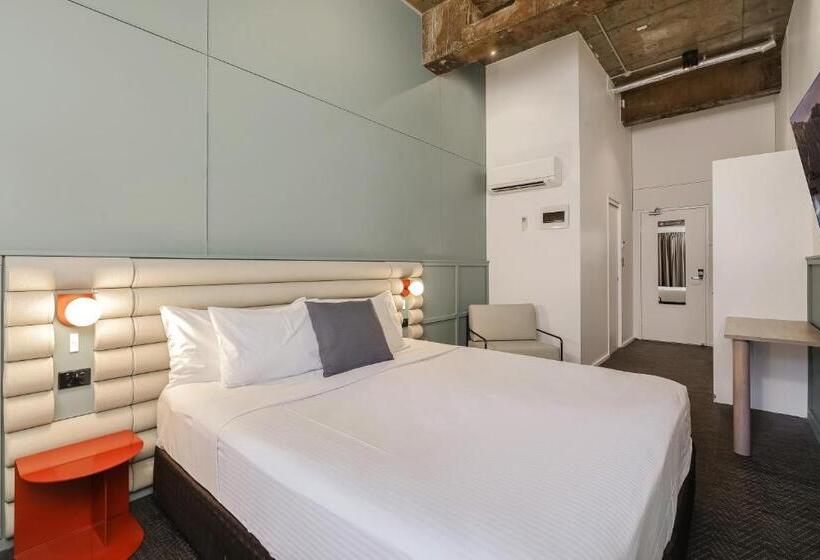 מיטת קינג בסוויטה, The Urban Newtown