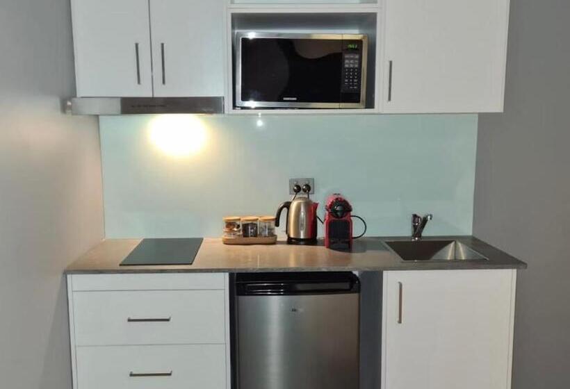 סטודיו משפחתי, The Urban Newtown