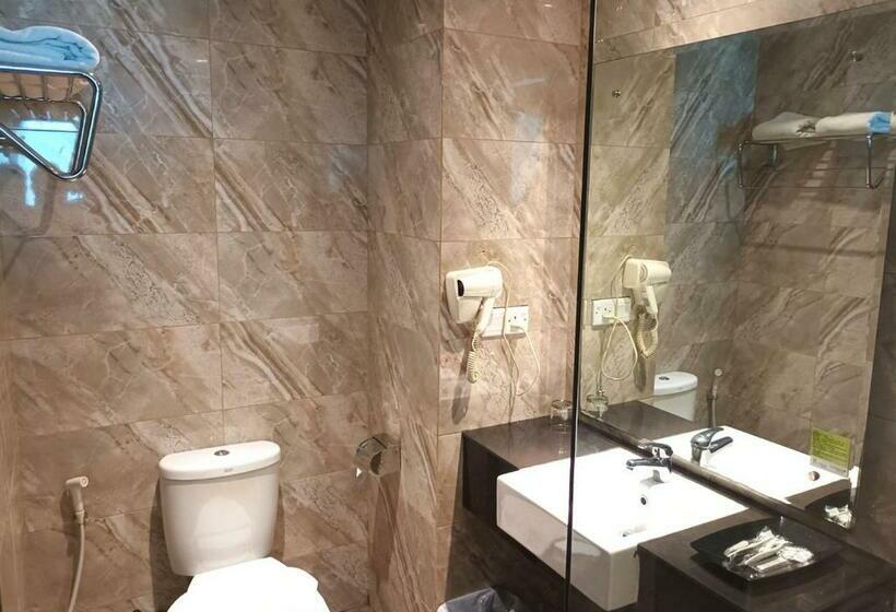 اتاق دلوکس با تخت کینگ و چشم‌انداز شهر, King S Hotel Nagoya Batam