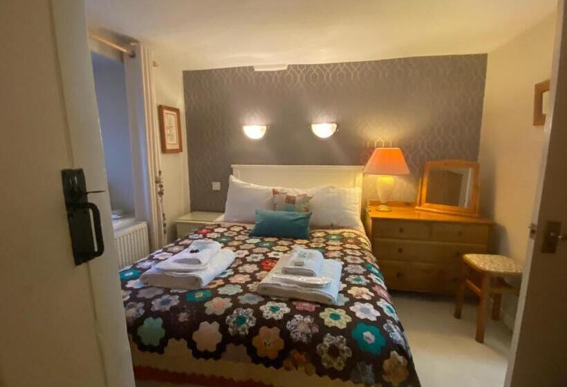스위트, Cambridge House Room Only Accommodation For Adults
