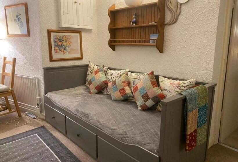 스위트, Cambridge House Room Only Accommodation For Adults