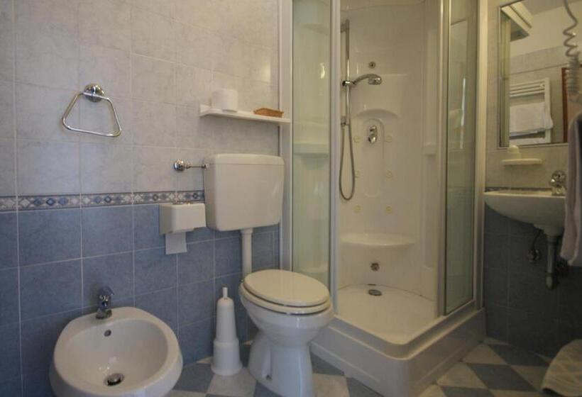 חדר לארבעה סטנדרטי עם מרפסת, Bellevue