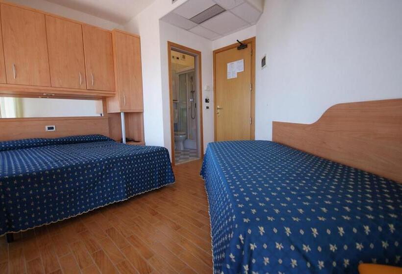 חדר סטנדרט לשלושה עם מרפסת, Bellevue