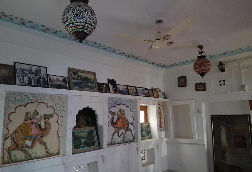 Quarto Basic, Yogis Guest House