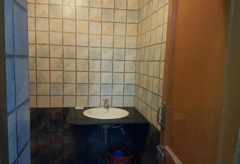 Quarto Basic, Yogis Guest House