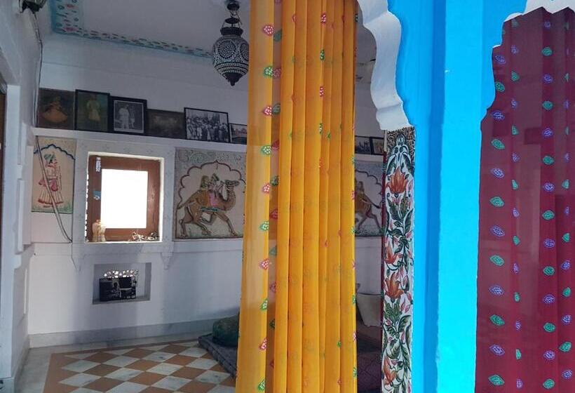 Quarto Basic, Yogis Guest House