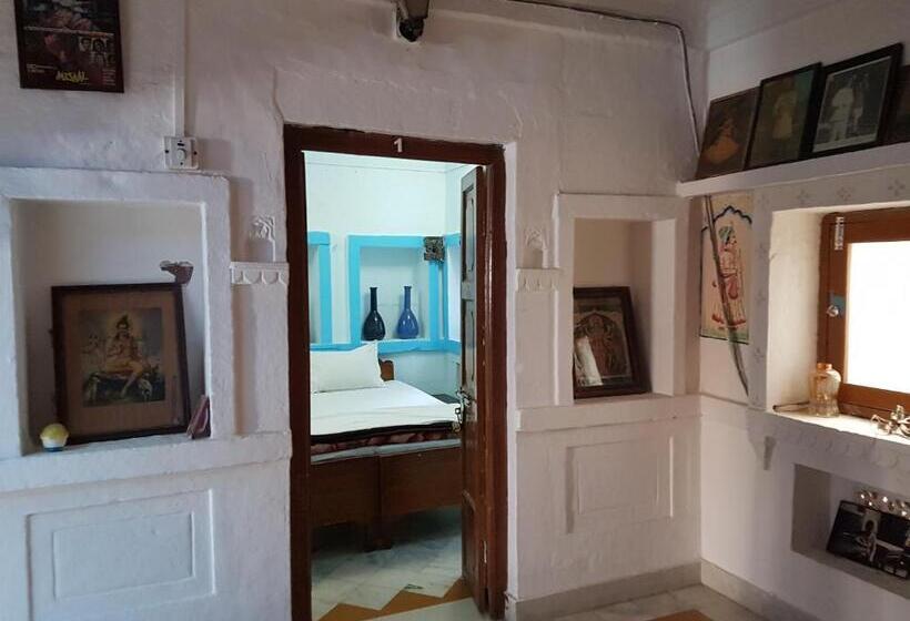 Quarto Basic, Yogis Guest House