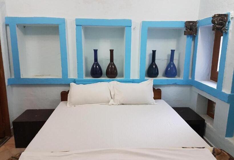 Quarto Basic, Yogis Guest House