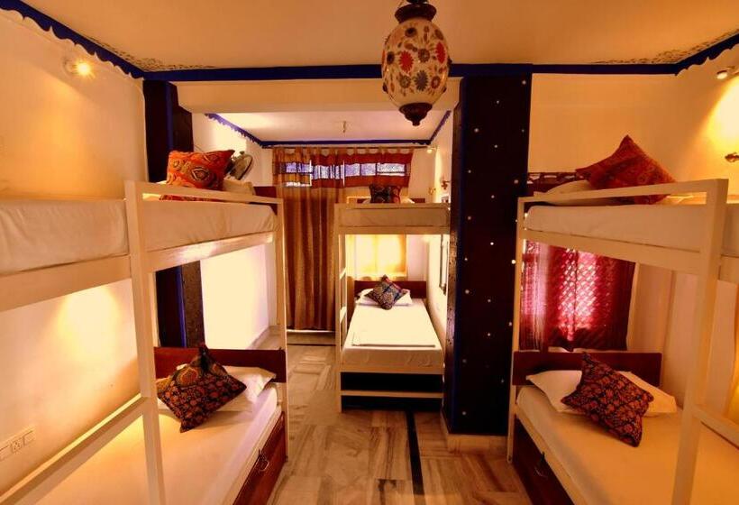 Quarto Familiar, Yogis Guest House