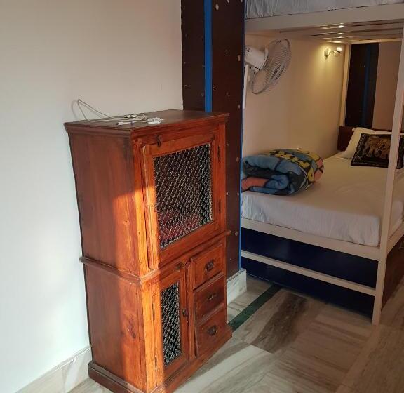 Quarto Familiar, Yogis Guest House