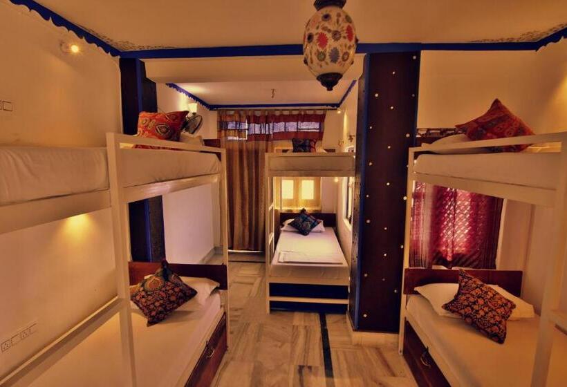 Quarto Familiar, Yogis Guest House