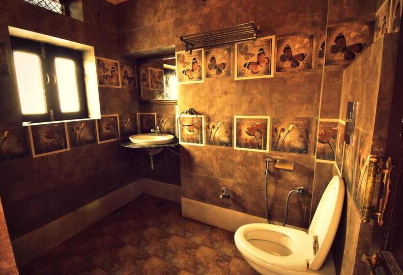 Quarto Familiar, Yogis Guest House