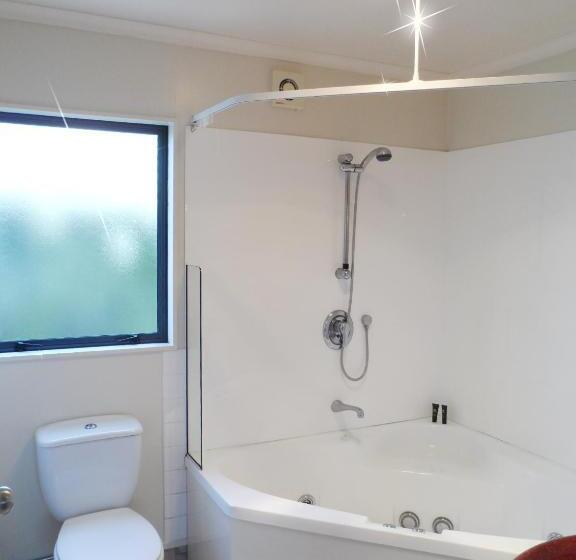 סטודיו דלוקס, Bk's Magnolia Motor Lodge