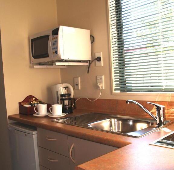 סטודיו דלוקס, Bk's Magnolia Motor Lodge