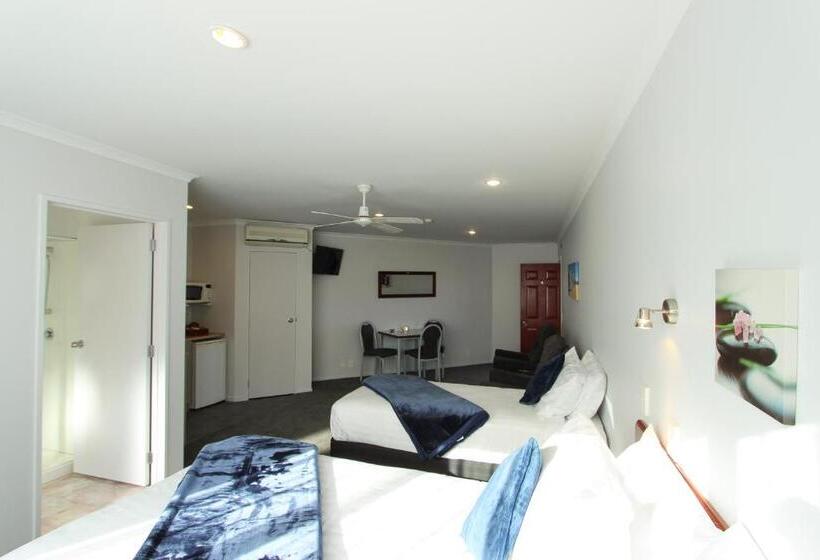 סטודיו דלוקס, Bk's Magnolia Motor Lodge